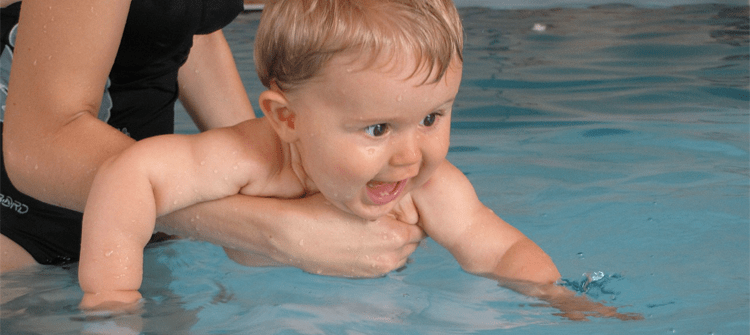 como enseñar a nadar a a tu bebe